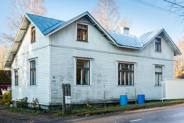 Kouvola, Finlandiya - 15 Ekim 2018: Güzel sonbahar aylarında eski rustik Müzesi ilçe, Kouvola - Kaunisnurmi.