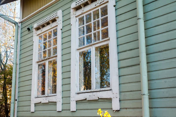 Kouvola, Finlandiya - 15 Ekim 2018: Güzel sonbahar aylarında eski rustik Müzesi ilçe, Kouvola - Kaunisnurmi.