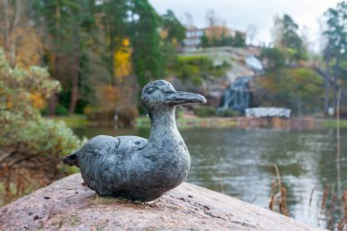 Kotka, Finlandiya - 23 Ekim 2018: Sapokka su parkı Kotka, Finlandiya'da bir kaya üzerinde ördek heykeli.