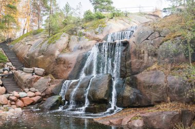 Sapokka peyzaj parkı Kotka, Finlandiya 'da kayaların üzerinde çağlayan şelale..