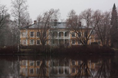 Kouvola, Finlandiya - 18 Ekim 2018: Güzel ahşap Rabbelugn Manor - Takamaan Kartano. Wrede müstakil ev 1820 yılında Kymijoki banka Nehri üzerinde inşa edilmiştir.