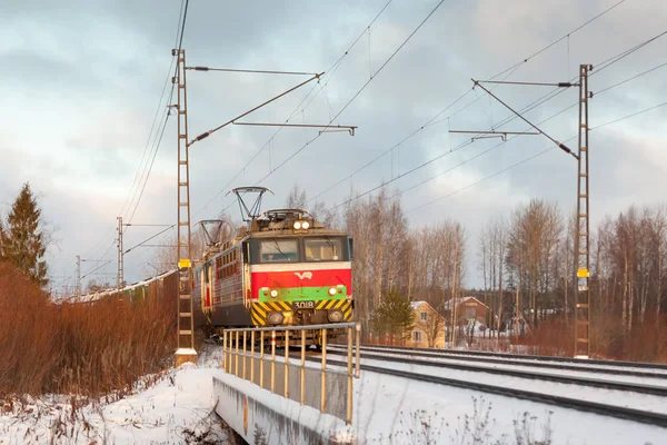 Kouvola, Finlandiya - 26 Aralık 2018: Kargo tren kış sabahı itibariyle Finlandiya.