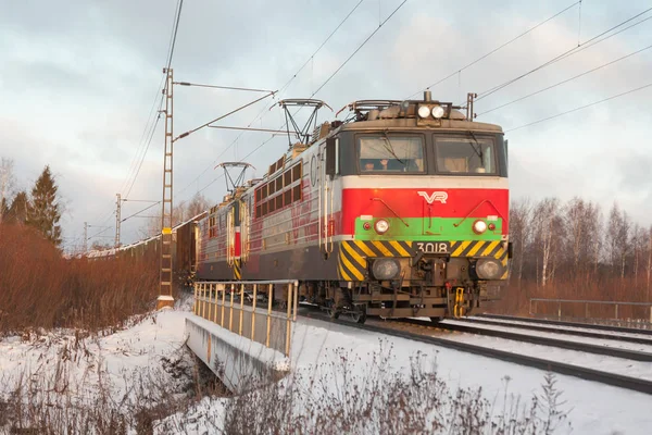Kouvola, Finlandiya - 26 Aralık 2018: Kargo tren kış sabahı itibariyle Finlandiya.
