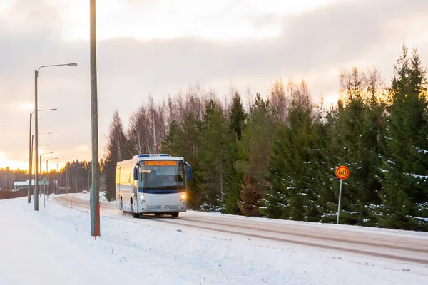 Kouvola, Finlandiya - 26 Aralık 2018: Kouvola, yolda yolcu otobüsü kış Kymenlaakso, Finlandiya.