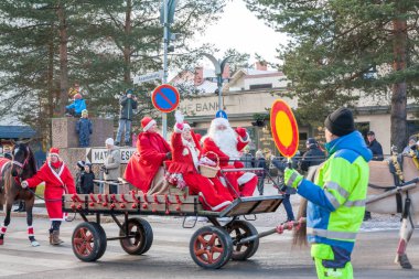 Kouvola, Finlandiya - 24 Kasım 2018: Geleneksel geçit töreni Noel Baba'nın açılması ve Noel tatili.