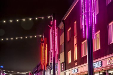 Kouvola, Finlandiya - 28 Kasım 2018: ışık aydınlatma, Noel kavramı Finlandiya'da akşam ile Noel süsleri sokaklarda Kouvola.