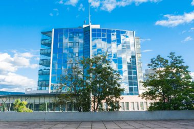 Windows, Kouvola, Finlandiya mavi gökyüzünde yansıtan modern futuristik cam daire ev.