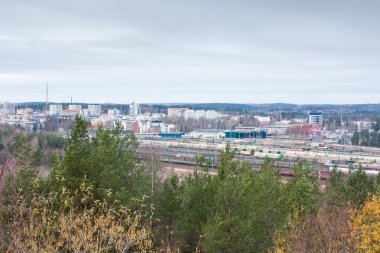 Güzel en iyi manzarasını yukarıdan yamaç Mielakka Kouvola şehirden. Sonbahar günü, Finlandiya.