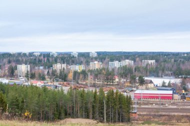 Güzel en iyi manzarasını yukarıdan yamaç Mielakka Kouvola şehirden. Sonbahar günü, Finlandiya.