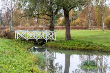 Beyaz Köprüsü ve Şehir Parkı Haanoja gölde. Kouvola, Finlandiya.