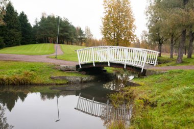 Beyaz Köprüsü ve Şehir Parkı Haanoja gölde. Kouvola, Finlandiya.