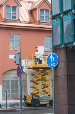 Ressam rulo boyama evi cepheli şehirdeki.