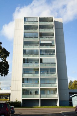 Windows, Kouvola, Finlandiya mavi gökyüzünde yansıtan modern daire ev.