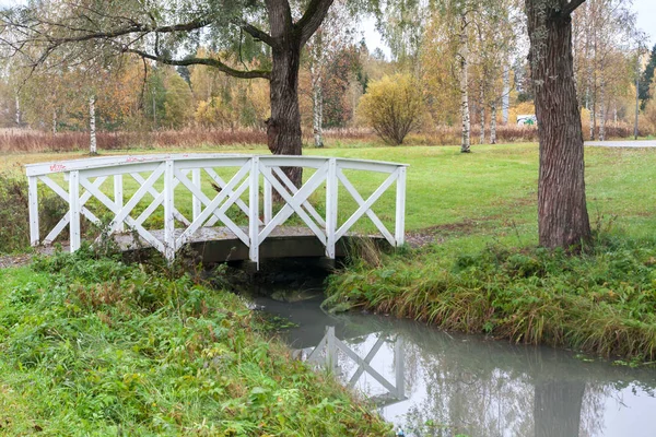 Biały Most Staw Parku Miejskim Haanoja Kouvola Finlandia — Zdjęcie stockowe