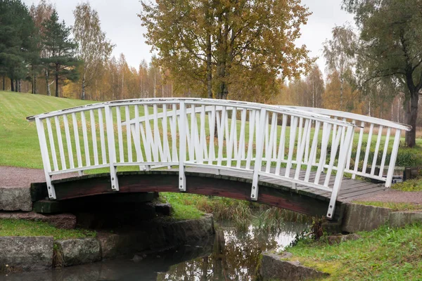 Beyaz Köprüsü ve Şehir Parkı Haanoja gölde. Kouvola, Finlandiya.