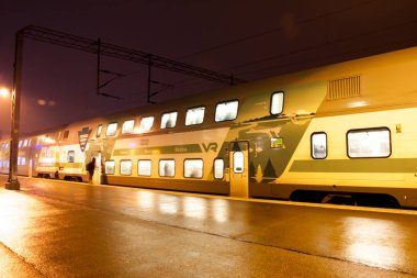 Kouvola, Finlandiya - 7 Kasım 2018: Tren istasyonu gece, uzun pozlama