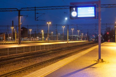 Kouvola, Finlandiya - 8 Kasım 2018: Tren istasyonunda gece
