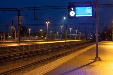 Kouvola, Finlandiya - 8 Kasım 2018: Tren istasyonunda gece