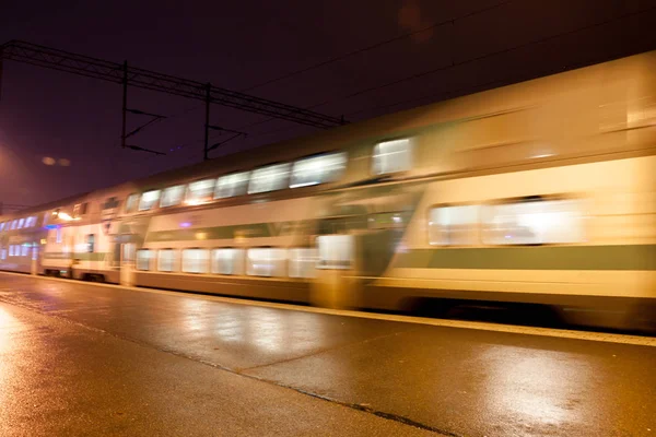 Kouvola, Finlandiya - 7 Kasım 2018: Tren istasyonu gece, uzun pozlama fotoğraf hareket