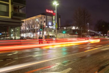 Kouvola, Finlandiya - 8 Kasım 2018: Uzun pozlama fotoğraf. Kouvola, Finlandiya sokaklarında gece trafik