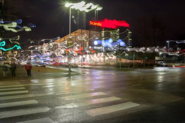 Kouvola, Finlandiya - 8 Kasım 2018: Uzun pozlama fotoğraf. Kouvola, Finlandiya sokaklarında gece trafik