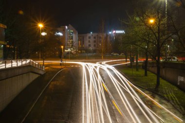 Kouvola, Finlandiya - 8 Kasım 2018: Uzun pozlama fotoğraf. Kouvola, Finlandiya sokaklarında gece trafik.