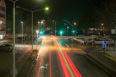 Kouvola, Finlandiya - 8 Kasım 2018: Uzun pozlama fotoğraf. Kouvola, Finlandiya sokaklarında gece trafik