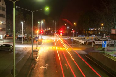 Kouvola, Finlandiya - 8 Kasım 2018: Uzun pozlama fotoğraf. Kouvola, Finlandiya sokaklarında gece trafik