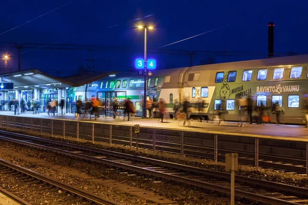 Kouvola Finnland November 2018 Langzeitbelichtungsfoto Nachts Auf Dem Bahnhof Verschwommene — Stockfoto