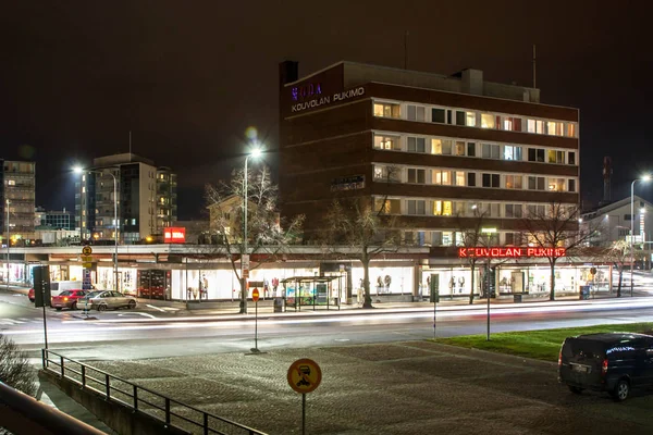 KOUVOLA, FINLAND - 8 ноября 2018 года: фото длительного экспозиции. Ночное движение на улицах Коуволы, Финляндия . — стоковое фото