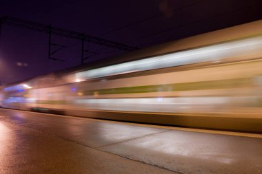 Geceleri, uzun pozlama fotoğraf hareket istasyonda tren