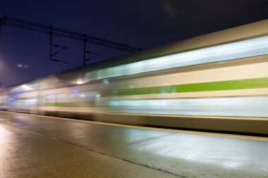 Geceleri, uzun pozlama fotoğraf hareket istasyonda tren