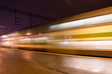 Geceleri, uzun pozlama fotoğraf hareket istasyonda tren