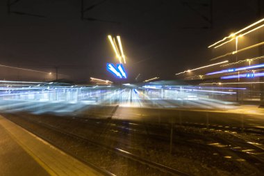 Kouvola tren istasyonu bulanıklık etkisi zoom, soyut gece sahne