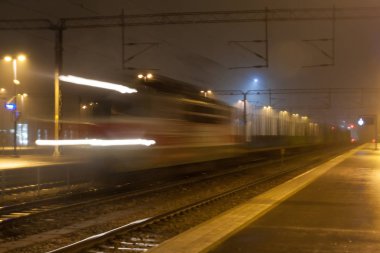 Geceleri, uzun pozlama fotoğraf hareket istasyonda tren