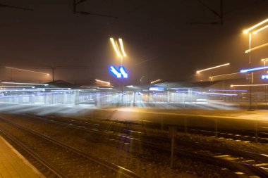 Kouvola tren istasyonu bulanıklık etkisi zoom, soyut gece sahne