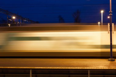 Geceleri, uzun pozlama fotoğraf hareket istasyonda tren
