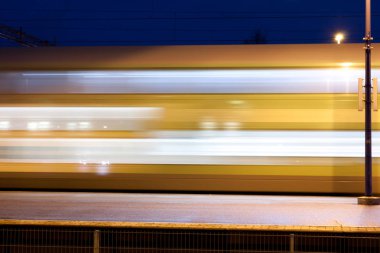 Geceleri, uzun pozlama fotoğraf hareket istasyonda tren