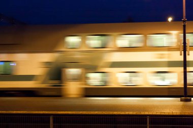 Geceleri, uzun pozlama fotoğraf hareket istasyonda tren