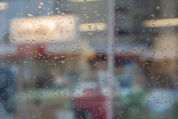 Krople Deszczu Szybie Samochodu Skupić Się Krople Deszczu Widok Uliczkę — Zdjęcie stockowe