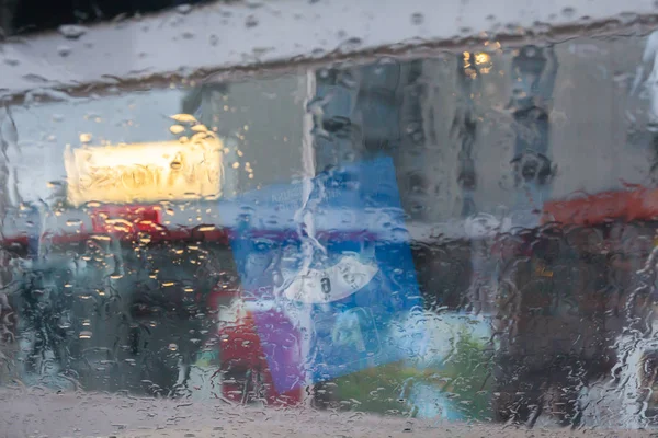 Krople Deszczu Szybie Samochodu Skupić Się Krople Deszczu Widok Uliczkę — Zdjęcie stockowe