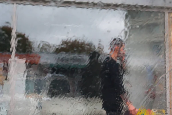 Krople Deszczu Szybie Samochodu Skupić Się Krople Deszczu Widok Ulicę — Zdjęcie stockowe