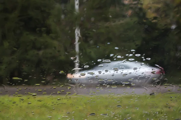 Regnet Droppar Bilglas Fokus Regndroppar Visa Till Gatan Och Bilen — Stockfoto