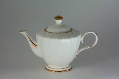 Beyaz arka plan üzerinde güzel beyaz porselen çaydanlık