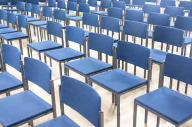 Satırları mavi sandalye ofis toplantı salonu.