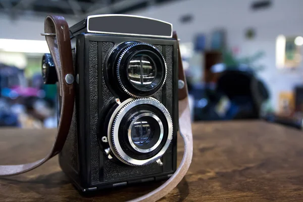 Vintage Twin Objektiv Kamera Auf Dem Tisch — Stockfoto