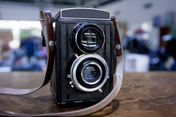 Fotocamera Doppia Lente Vintage Sul Tavolo — Foto Stock