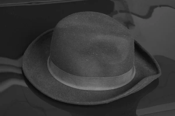 Παλιά Μαύρο Καπέλο Στο Μαύρο Υπόβαθρο — Φωτογραφία Αρχείου