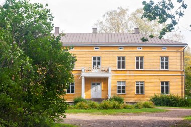 Kouvola, Finlandiya - 20 Eylül 2018: Güzel sarı eski binanın terk edilmiş Anjala manor. Bina 19. yüzyılın fırsatta inşa edilmiş ve 1837 Wrede ailesine ait.
