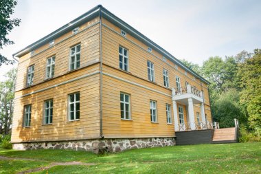 Kouvola, Finlandiya - 20 Eylül 2018: Güzel sarı eski binanın terk edilmiş Anjala manor. Bina 19. yüzyılın fırsatta inşa edilmiş ve 1837 Wrede ailesine ait.